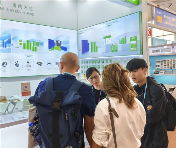 與外國客戶交流中 與外國客戶交流中